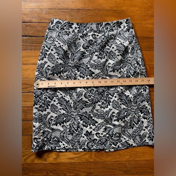 Van Huesen studio women’s size 2 black and cream lace lookalike pencil skirt - Picture 4 of 9